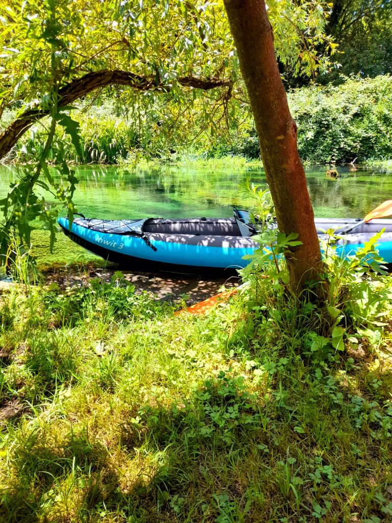 Foto con kayak ai Giardini di Marco nell'Oasi di Ninfa sul Sacro fiume Ninfa