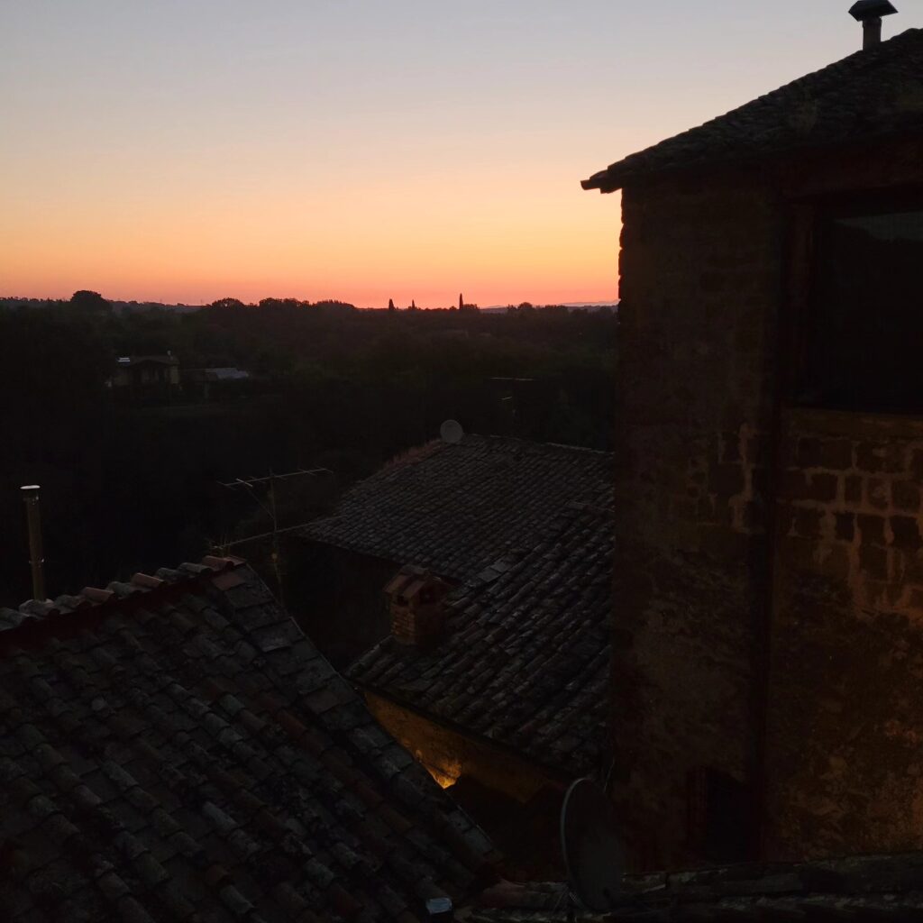 Casa di Marco - Capranica (Vt) Vista dell'alba sui tetti del centro storico dalla camera matrimoniale