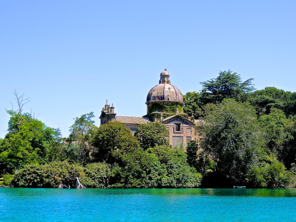 Riapre al pubblico il 29 Marzo 2024 l'Isola Bisentina nel lago di Bolsena. Vieni a visitarla è meravigliosa. 
