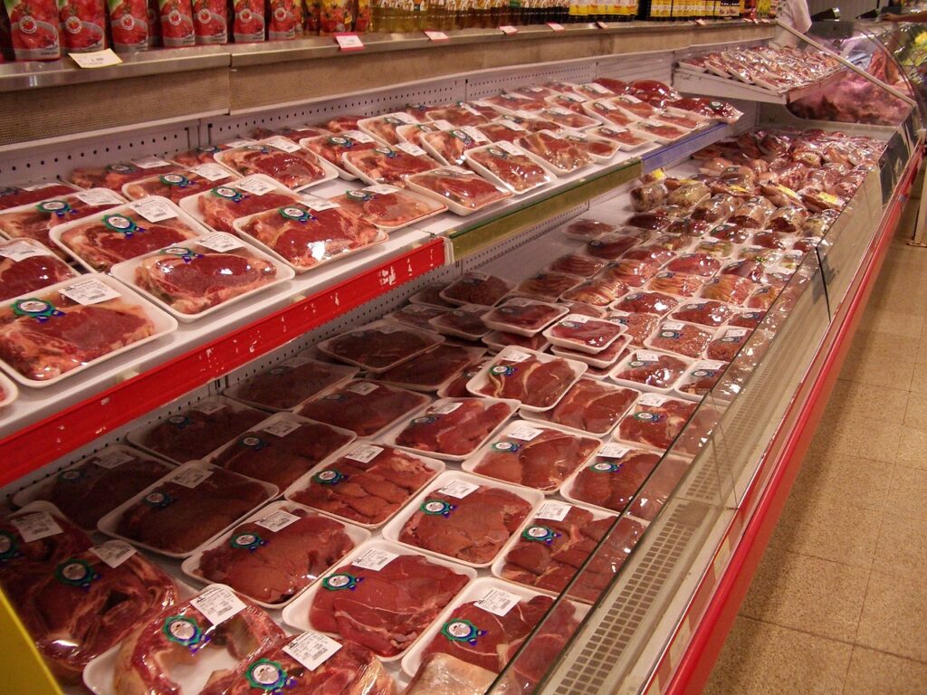 Pensa a quanta carne tutti i giorni nei supermercati d'Italia. E poi latte, formaggi, prodotti industriali... Quanto cibo viene buttato? Quanti morti  e risorse sprecate per nulla?